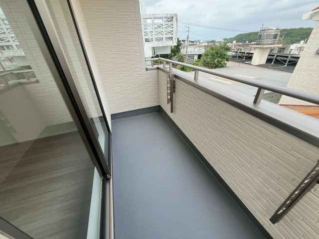 八重瀬町安里新築戸建て B号棟〈全３棟〉のバルコニー