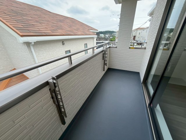 八重瀬町安里新築戸建て B号棟〈全３棟〉のバルコニー