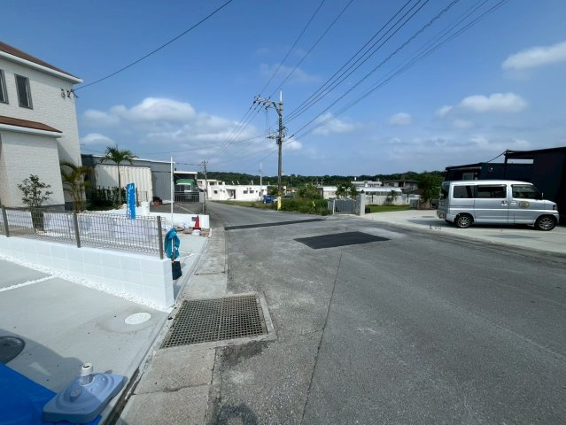 八重瀬町安里新築戸建て B号棟〈全３棟〉の前面道路含む現地写真