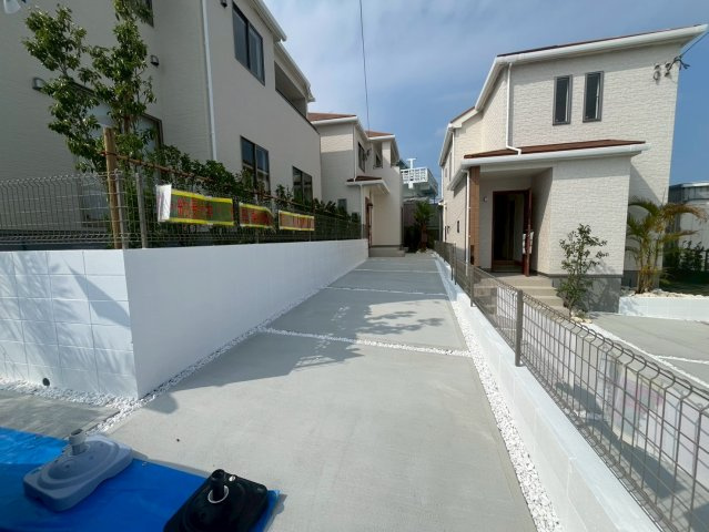 八重瀬町安里新築戸建て B号棟〈全３棟〉の駐車場