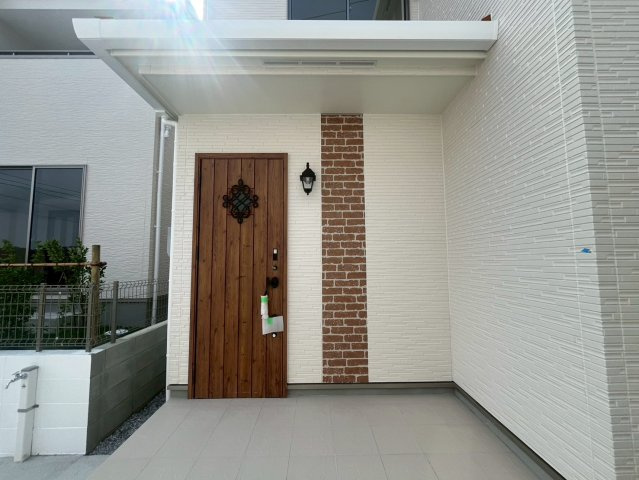 八重瀬町安里新築戸建て B号棟〈全３棟〉の玄関