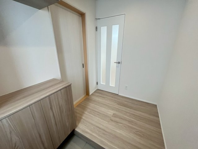 八重瀬町安里新築戸建て B号棟〈全３棟〉の玄関