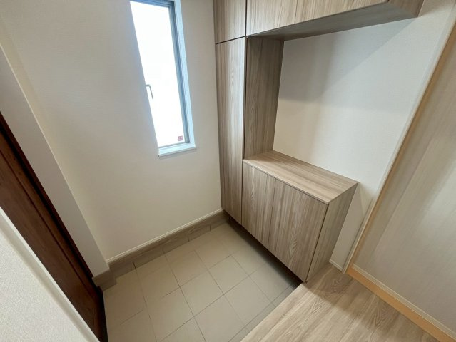 八重瀬町安里新築戸建て B号棟〈全３棟〉の玄関