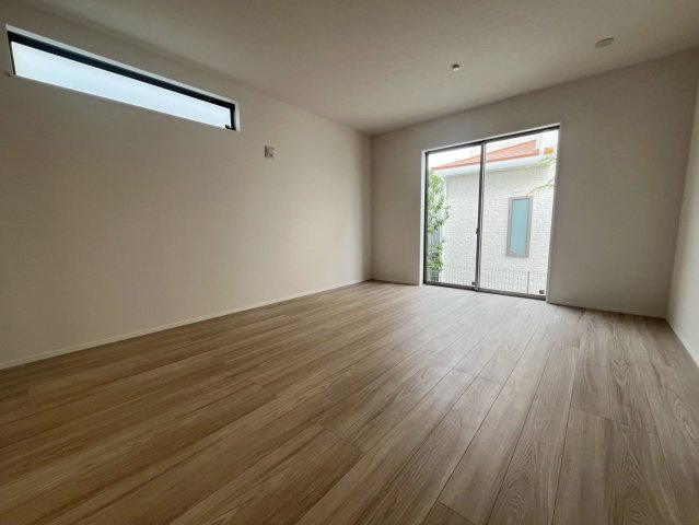 八重瀬町安里新築戸建て B号棟〈全３棟〉の居間・リビング