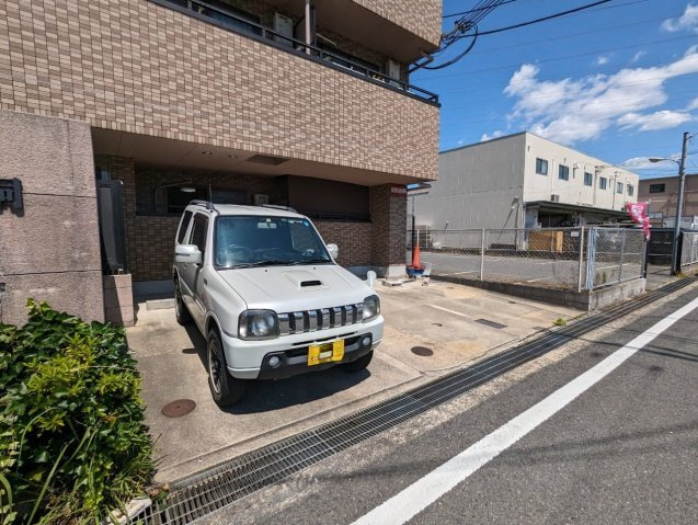 ラポール鳥飼の駐車場|車をお持ちの方に嬉しい駐車場付きの物件です