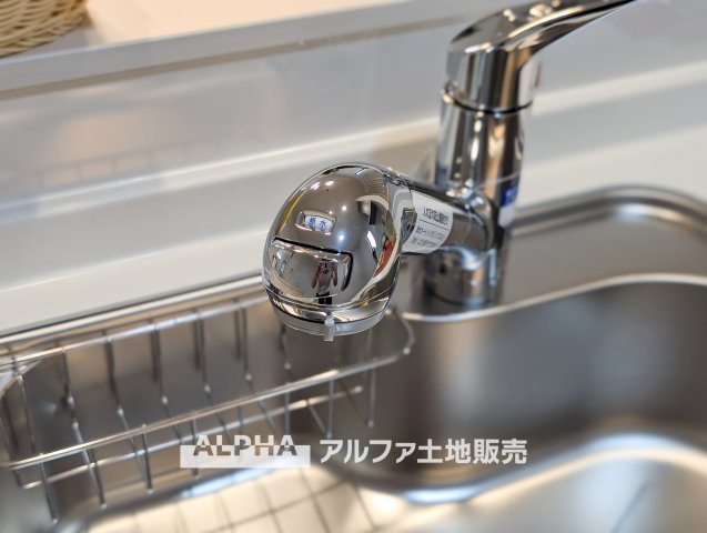 羽村市川崎2丁目　新築戸建全1棟のキッチン|【Water cleaner】
◆浄水器◆蛇口から流れ出すお水はクリーンでいつも楽しめます。また浄水器内臓シャワー混合栓なので場所取らずのスッキリとしたスタイルです。