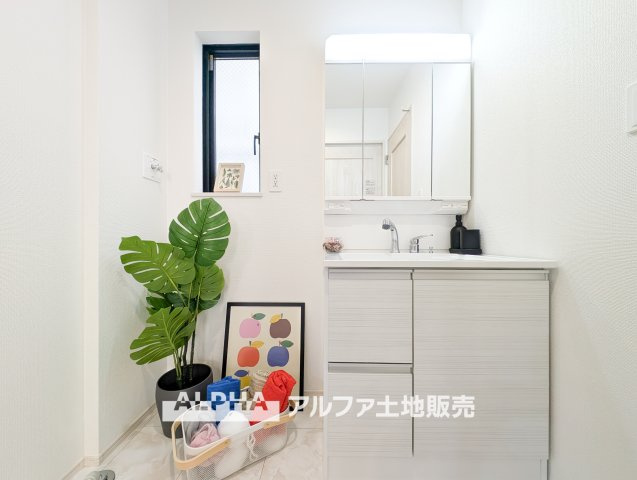 羽村市川崎2丁目　新築戸建全1棟の独立洗面台|【Vanit】◆洗面台◆身支度がしやすい洗面台は、収納力にも配慮した設計。朝の準備から帰宅後まで、家族みんなが使いやすい空間です。