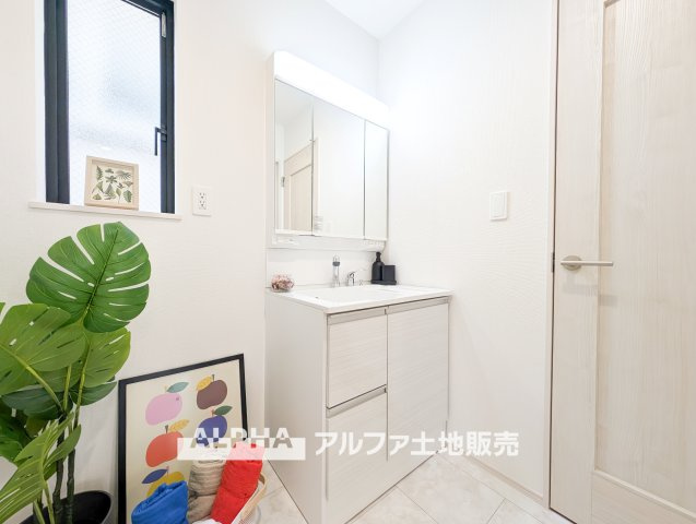 羽村市川崎2丁目　新築戸建全1棟のランドリースペース|【Laundry space】
◆ランドリースペース◆広々した空間で雨の日でも十分に洗濯物を乾かすことが出来ます。バスルームには浴室換気乾燥機も付いているので重宝しますね。