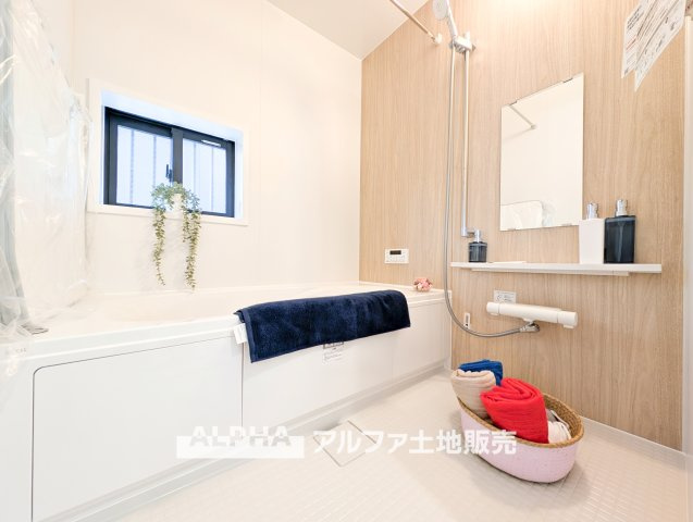 羽村市川崎2丁目　新築戸建全1棟の浴室|【Bath room】
◆バスルーム◆一日の疲れをゆっくり癒せる落ち着いたバスルーム。浴室乾燥機付きで天候を気にせず洗濯でき、毎日の暮らしにも便利な空間です。