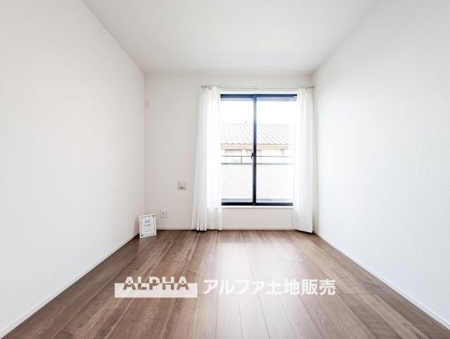 羽村市川崎2丁目　新築戸建全1棟の洋室|【comfort room】
◆落ち着きのある室内◆寝室としても子ども部屋としても使いやすく、暮らしの変化にも対応できる空間。日々の時間を穏やかに過ごせます。