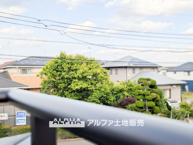 羽村市川崎2丁目　新築戸建全1棟のバルコニー|【Balcony】◆バルコニー◆日当たりの良いバルコニーは、洗濯物がよく乾くだけでなく、外の空気を感じながらひと息つける場所。暮らしに心地よい余白をもたらします。