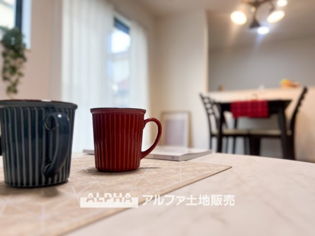 羽村市川崎2丁目　新築戸建全1棟の居間・リビング|【light a living】
◆明るいリビング◆にペイントして君との時間を有意義に過ごしたい。ここでの暮らしは僕たちにとって宝物になる。