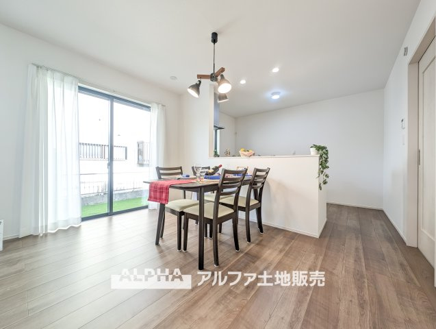 羽村市川崎2丁目　新築戸建全1棟の居間・リビング|【Cherish the time】
◆君との時間は◆リビングで、食卓で、寝室で、どこにいても楽しめる。居心地の良い空間の中で質のいい安らぎを求めたい。