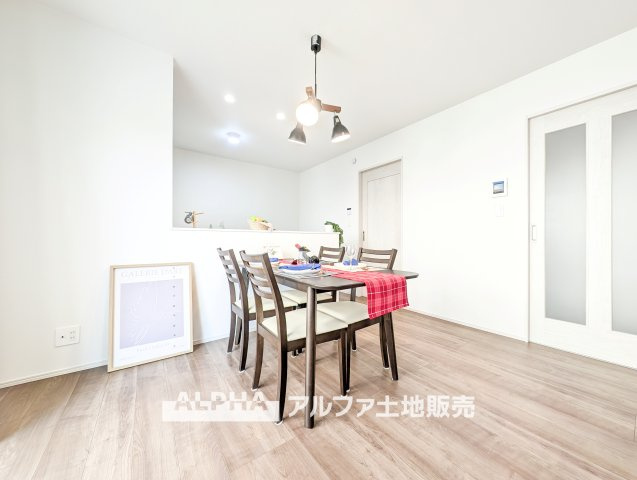 羽村市川崎2丁目　新築戸建全1棟の居間・リビング|【restful 】
◆日々の暮らしの中で◆少し照明を意識すると住空間がよくなり安らげる住まいへと変わって行く。ダウンライトの明かりと、広い空間で家族の暮らしが向上する。