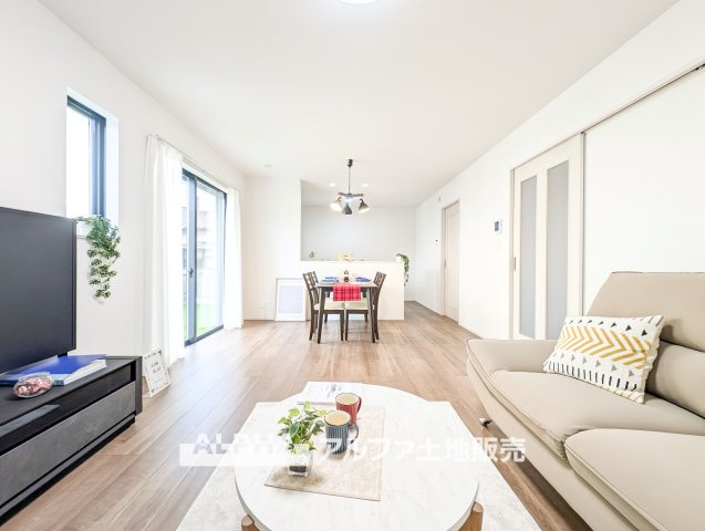 羽村市川崎2丁目　新築戸建全1棟の居間・リビング|【A home found by chance】
◆偶然見つけた物件で◆思わぬ空間を手に入れたい。愛を育み、人と出会い、新たな命に恵まれる。そんな未来を創造してぬくもりのある住空間を君と共有したい。