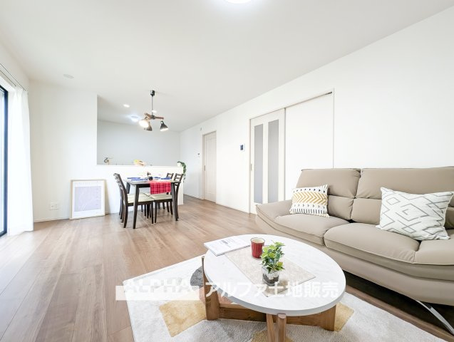 羽村市川崎2丁目　新築戸建全1棟の居間・リビング|【cozy living】
◆休日は◆仕事から切り離された家族の為だけの場所でゆっくりくつろぎたい。趣味や、習い事で休日を過ごすも楽しいが、結局はここが安らげる。