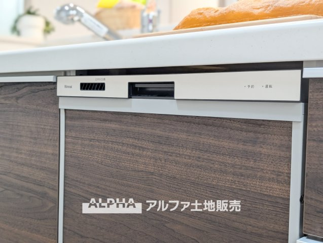 羽村市川崎2丁目　新築戸建全1棟のキッチン|【Food washing machine】
◆食洗機◆お子様の面倒を見れる時間が増え時短になります。加えて手荒れも防げてしかも節水が高い為、大変人気があり重宝します。