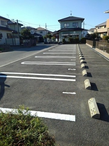 ネオ　コスモスの駐車場