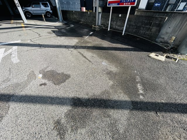 アリスビルの駐車場