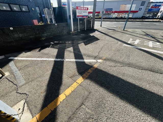 アリスビルの駐車場