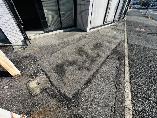 アリスビルの駐車場