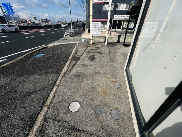 アリスビルの駐車場