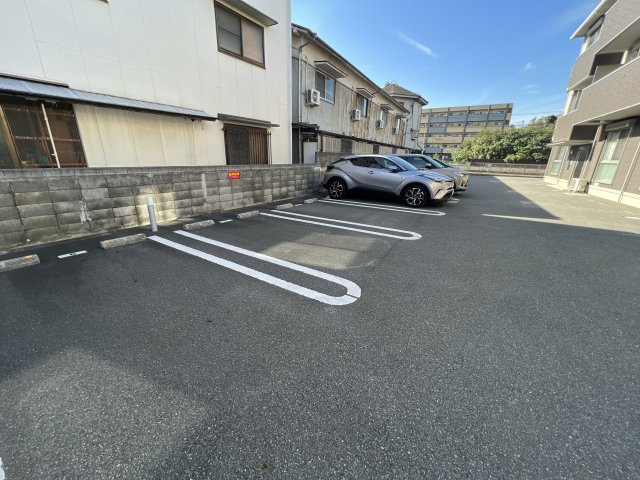ラフィーネ亀山の駐車場