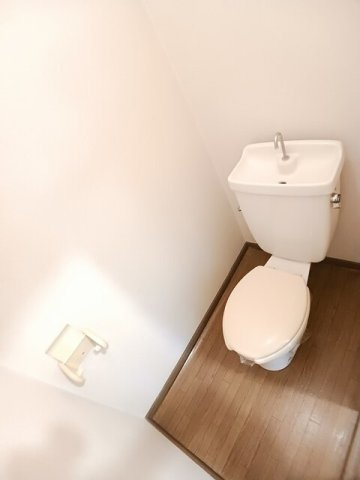 グリーンパレスのトイレ|落ち着いた色調のトイレです
