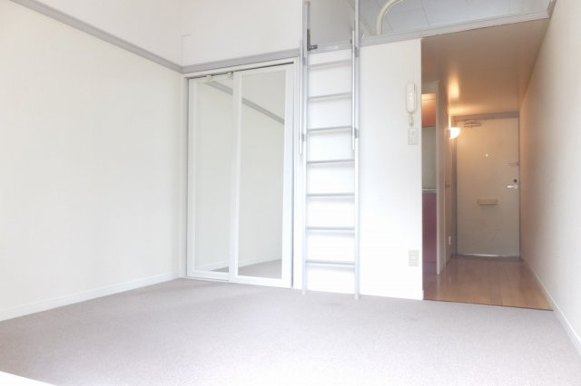 レオパレスフィールドの居間・リビング|ロフト付の天井が高いお部屋です。