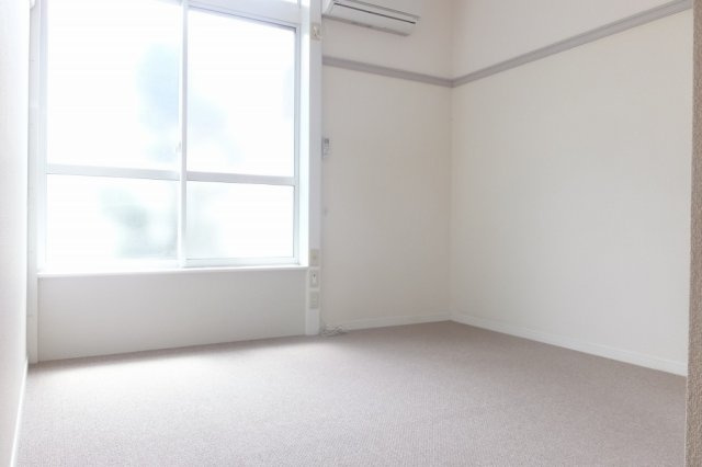 レオパレスフィールドの寝室|エアコン設置済みのお部屋です。