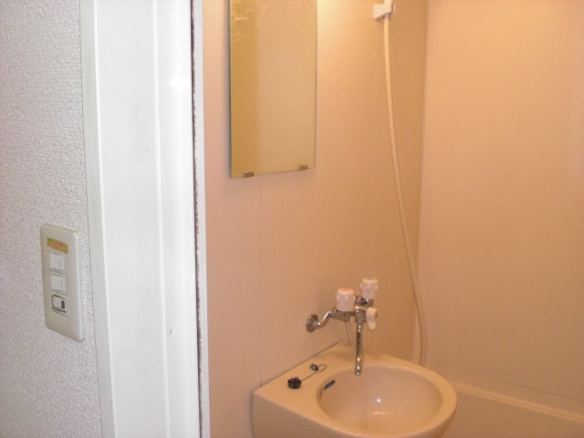 レオパレスエヴァーグリーンの浴室|トイレと別です☆