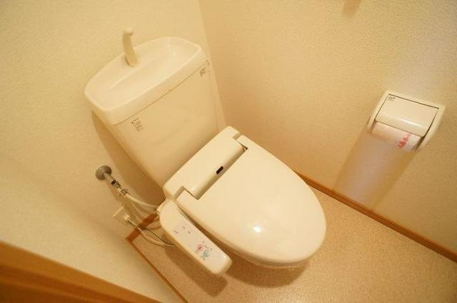 ブリーズＣのトイレ|落ち着いた色調のトイレです