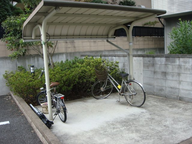 レオパレスウィングのその他|屋根付き駐輪場です！