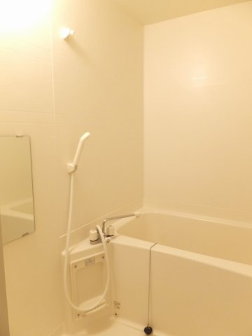 レオパレスアザミの浴室|ゆったり過ごせるお風呂です