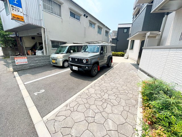 コートドール逆瀬川の駐車場|駐車場があるので、車を買う予定の方も安心です