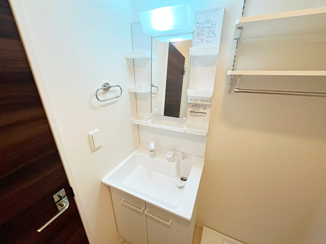 コートドール逆瀬川の洗面所|広い洗面スペース
