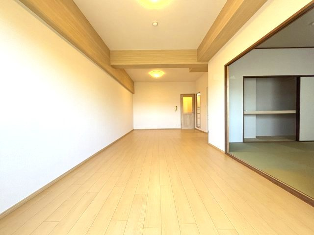 メゾンドールウイングヒルズ四番館の居間・リビング