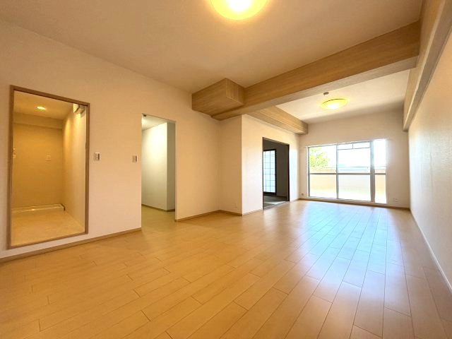 メゾンドールウイングヒルズ四番館の居間・リビング