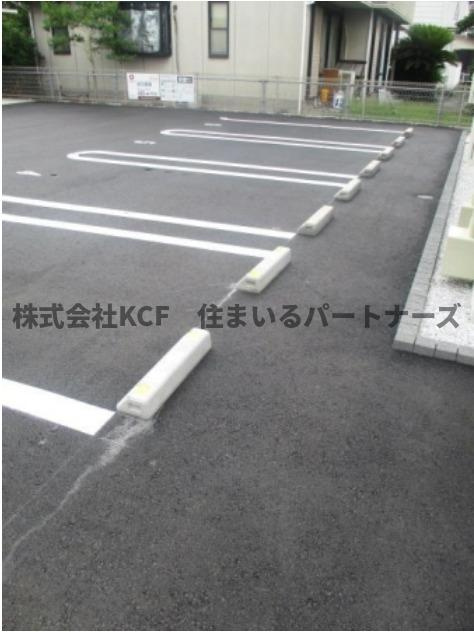 アザールの駐車場|車をお持ちの方に嬉しい駐車場付きの物件です