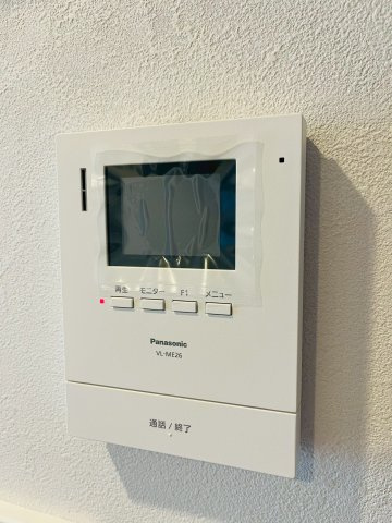 ファミールハイツ城東Ａ棟の防犯設備|来客時に姿を確認できるモニタ付きインターホン。