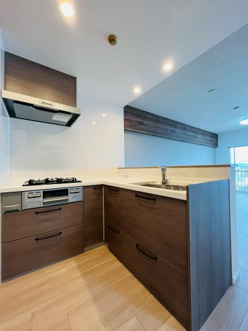 ファミールハイツ城東Ａ棟のキッチン|家事動線がスムーズなL字型のキッチン。