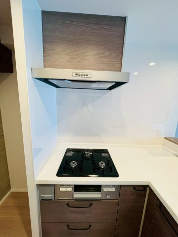 ファミールハイツ城東Ａ棟のキッチン|同時進行で調理ができる三口コンロ。