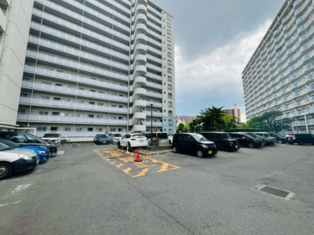 ファミールハイツ城東Ａ棟の駐車場