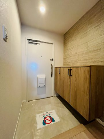 ファミールハイツ城東Ａ棟の玄関|毎日通る玄関です。腰高のシューズボックスが設置されています。