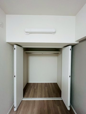 ファミールハイツ城東Ａ棟の収納|洋室（約7.2帖）：お部屋のクローゼット収納です。