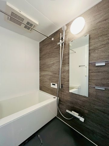 ファミールハイツ城東Ａ棟の浴室|バスルームは木目調のアクセントパネルで、お部屋のようなリラックス空間を演出！