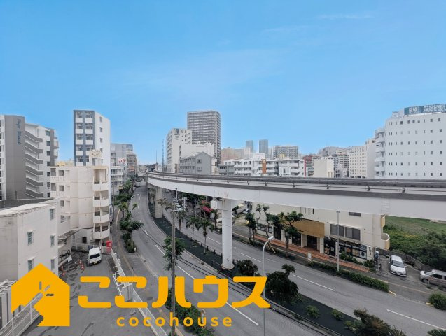 コンフォート牧志駅前の展望|バルコニーから広がる開放的な眺望。周辺施設も身近に感じられる便利な住環境です♪
