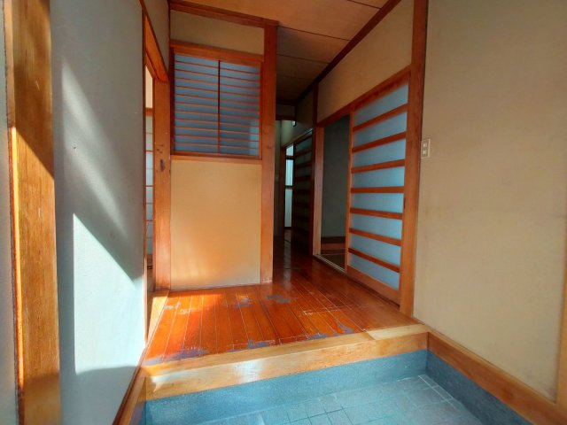 矢岳町　一戸建の玄関