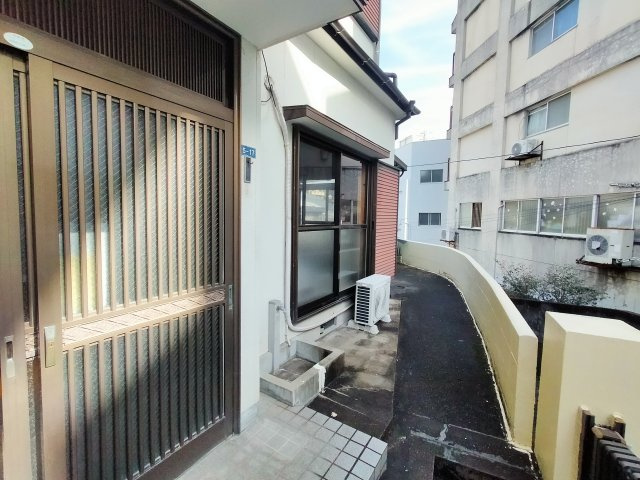 矢岳町　一戸建の玄関