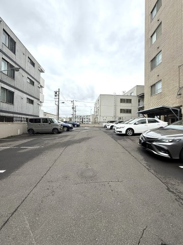 三和ハイツ本郷の駐車場